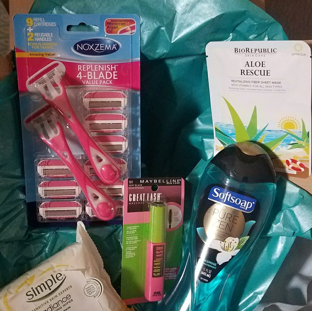 Lj's goodie body box!💋👣👀